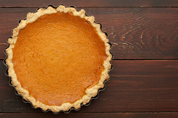 Pastel de calabaza sobre fondo de madera vista superior — Foto de Stock