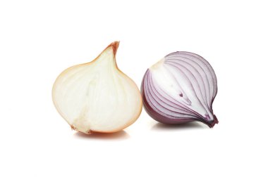 Kırmızı dilimlenmiş soğan maydanoz yeşillik üzerinde beyaz backgr izole ile