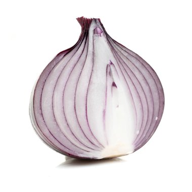 Beyaz zemin üzerinde kırmızı dilimlenmiş soğan izole