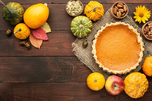 Calabaza pastel casero en fondo de madera arreglado con comida ing — Foto de Stock