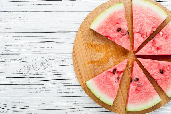 karpuz dilimleri Beyaz ahşap zemin üzerinde görünümü top