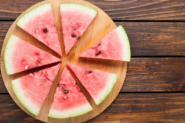 karpuz dilimleri koyu ahşap arka plan üzerinde görünümü top