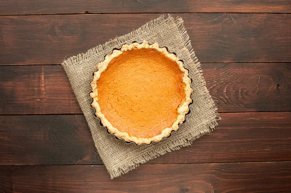 Pumpkin homemade pie at wooden background decorated with burlap — Stock Photo, Image