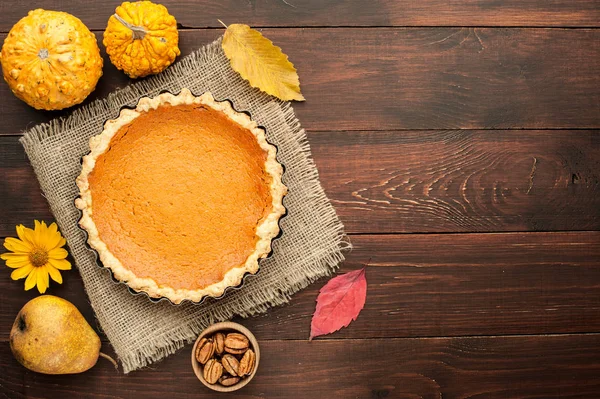 Calabaza pastel casero en fondo de madera arreglado con comida ing — Foto de Stock