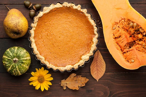 Calabaza pastel casero en fondo de madera arreglado con comida ing — Foto de Stock