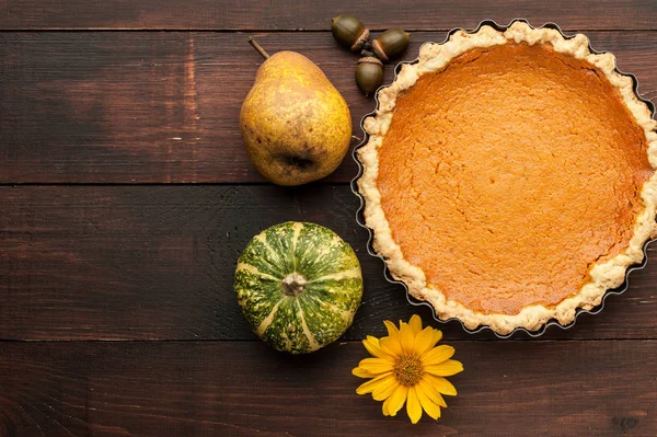 Calabaza pastel casero en fondo de madera arreglado con comida ing — Foto de Stock