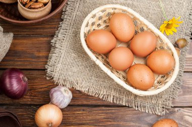 gıda maddeleri üzerinde ahşap sepet içinde tavuk yumurtası süslenmiş