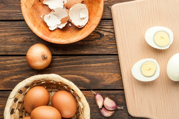 kesme tahtası, haşlanmış tavuk yumurtası gıda ingredi ile dekore edilmiştir.