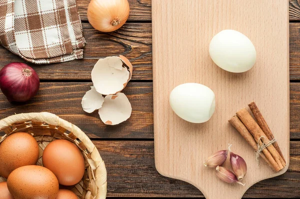 kesme tahtası, haşlanmış tavuk yumurtası gıda ingredi ile dekore edilmiştir.