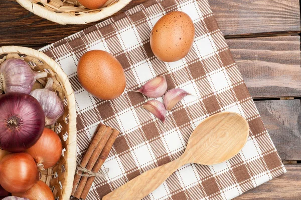 gıda maddeleri üzerinde ahşap sepet içinde tavuk yumurtası süslenmiş
