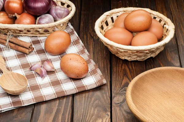 gıda maddeleri üzerinde ahşap sepet içinde tavuk yumurtası süslenmiş