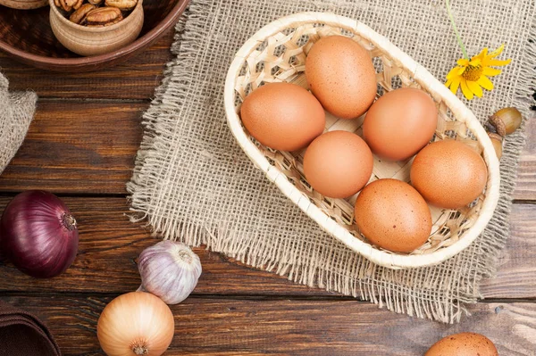 gıda maddeleri üzerinde ahşap sepet içinde tavuk yumurtası süslenmiş
