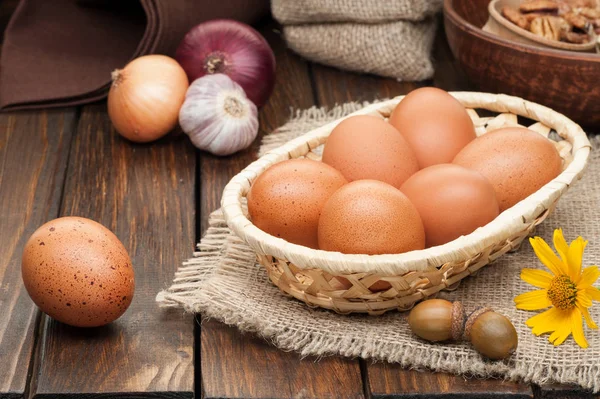 gıda maddeleri üzerinde ahşap sepet içinde tavuk yumurtası süslenmiş