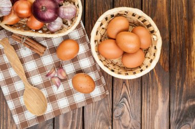 gıda maddeleri üzerinde ahşap sepet içinde tavuk yumurtası süslenmiş