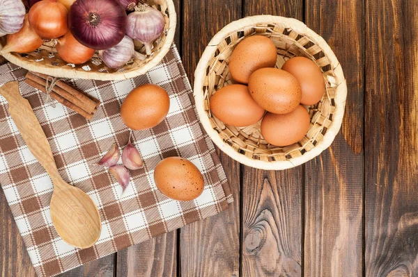 gıda maddeleri üzerinde ahşap sepet içinde tavuk yumurtası süslenmiş