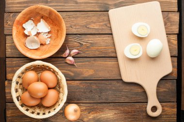 kesme tahtası, haşlanmış tavuk yumurtası gıda ingredi ile dekore edilmiştir.