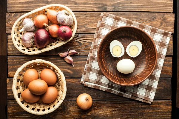 gıda maddeleri üzerinde ahşap sepet içinde tavuk yumurtası süslenmiş