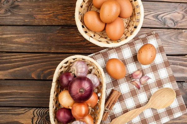gıda maddeleri üzerinde ahşap sepet içinde tavuk yumurtası süslenmiş