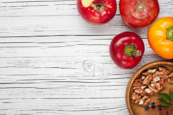 Bio-Bauernhof-Tomaten und Paprika auf hölzernem Hintergrund — Stockfoto
