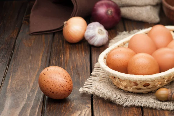 gıda maddeleri üzerinde ahşap sepet içinde tavuk yumurtası süslenmiş