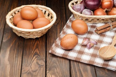 gıda maddeleri üzerinde ahşap sepet içinde tavuk yumurtası süslenmiş