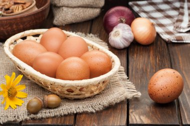 gıda maddeleri üzerinde ahşap sepet içinde tavuk yumurtası süslenmiş