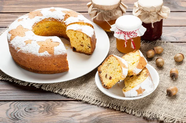 Ev yapımı geleneksel meyve dilimleri dekore edilmiş beyaz tabağa kek. — Stok fotoğraf