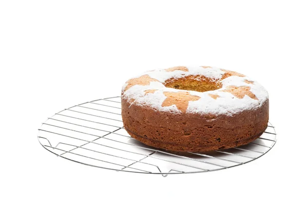 De cake van het zelfgemaakte traditionele fruit op metalen voet geïsoleerd in white — Stockfoto