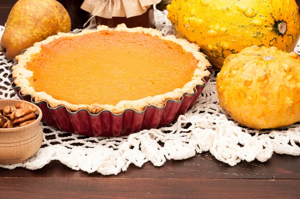 Calabaza pastel casero en fondo de madera arreglado con comida ing — Foto de Stock