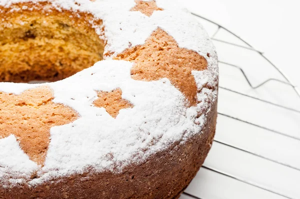 Pastel de frutas tradicional casero en soporte de metal aislado en blanco — Foto de Stock