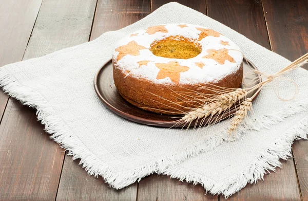 Pastel de frutas tradicional casero en plato de arcilla decorado con whe — Foto de Stock