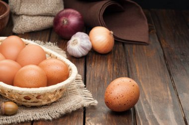 ahşap masa üzerinde soğan tavuk yumurtası sepet içinde süslenmiş 