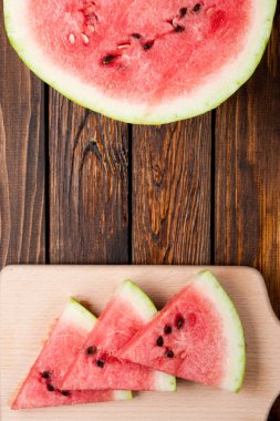 karpuz dilimleri koyu ahşap arka plan üzerinde görünümü top