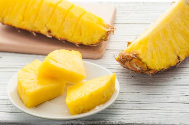 Beyaz ahşap masa tabağa ananas dilim