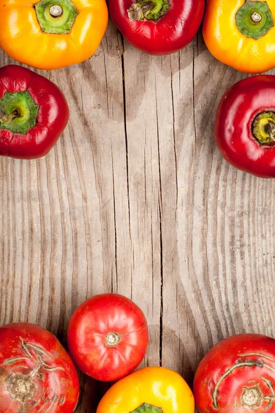 Gemüseernte auf hölzernem Hintergrund Tomaten Paprika, oben — Stockfoto