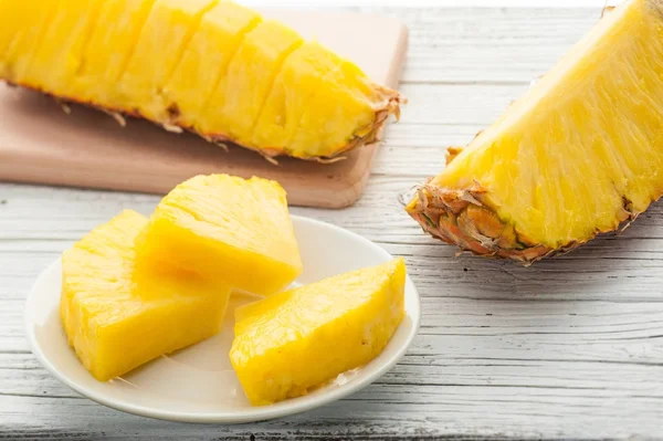 Beyaz ahşap masa tabağa ananas dilim