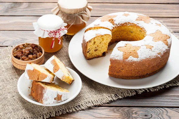 Rebanadas de pastel de frutas tradicionales caseras en plato blanco en madera — Foto de Stock