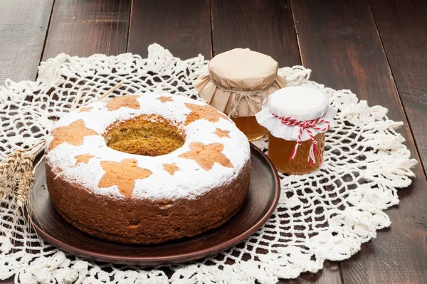 Pastel de frutas tradicional casero en plato de arcilla decorado con whe — Foto de Stock