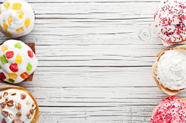 cupcakes Beyaz ahşap arka plan üstten görünüm üzerinde çeşitli