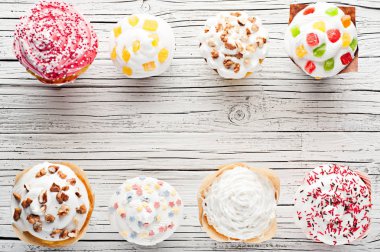 cupcakes Beyaz ahşap arka plan üstten görünüm üzerinde çeşitli
