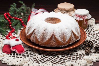 Geleneksel ahşap masa, Noel kek dekore edilmiş