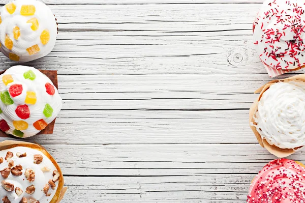 cupcakes Beyaz ahşap arka plan üstten görünüm üzerinde çeşitli