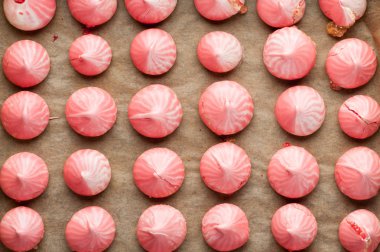 Kağıt arka plan üstten görünüm pişirme düzenlenmiş pembe meringues