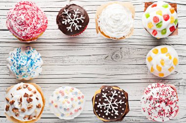 cupcakes Beyaz ahşap arka plan üstten görünüm üzerinde çeşitli