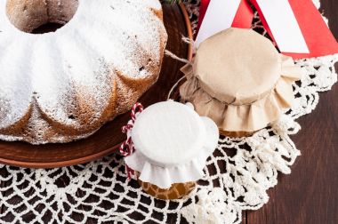 Geleneksel ahşap masa, Noel kek dekore edilmiş