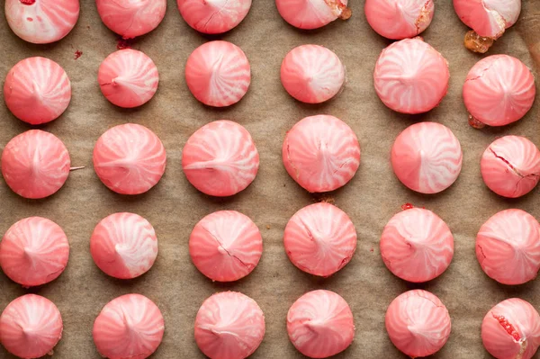 Kağıt arka plan üstten görünüm pişirme düzenlenmiş pembe meringues