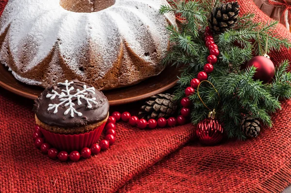 Geleneksel ahşap masa, Noel kek dekore edilmiş