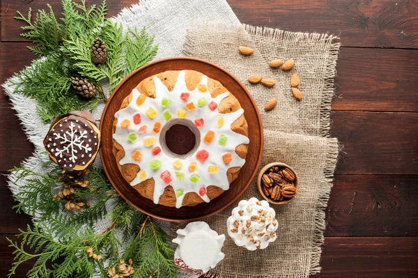 Traditionell geschmückter Weihnachtskuchen am Holztisch — Stockfoto