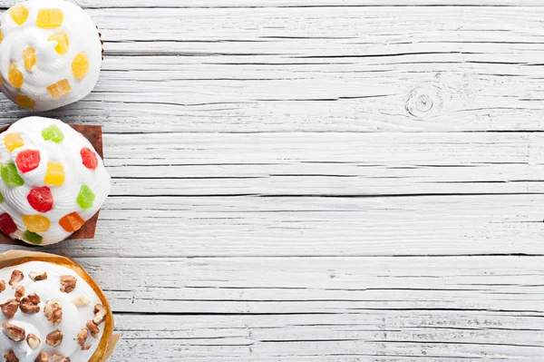 cupcakes Beyaz ahşap arka plan üstten görünüm üzerinde çeşitli