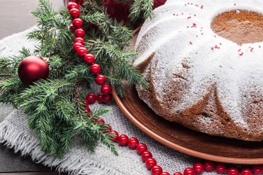 Geleneksel ahşap masa, Noel kek dekore edilmiş